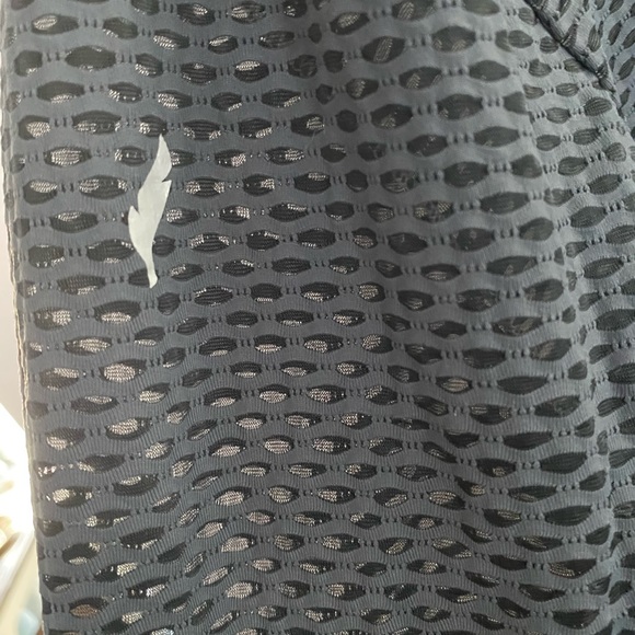 Athletic mesh crop top. - Picture 2 of 3